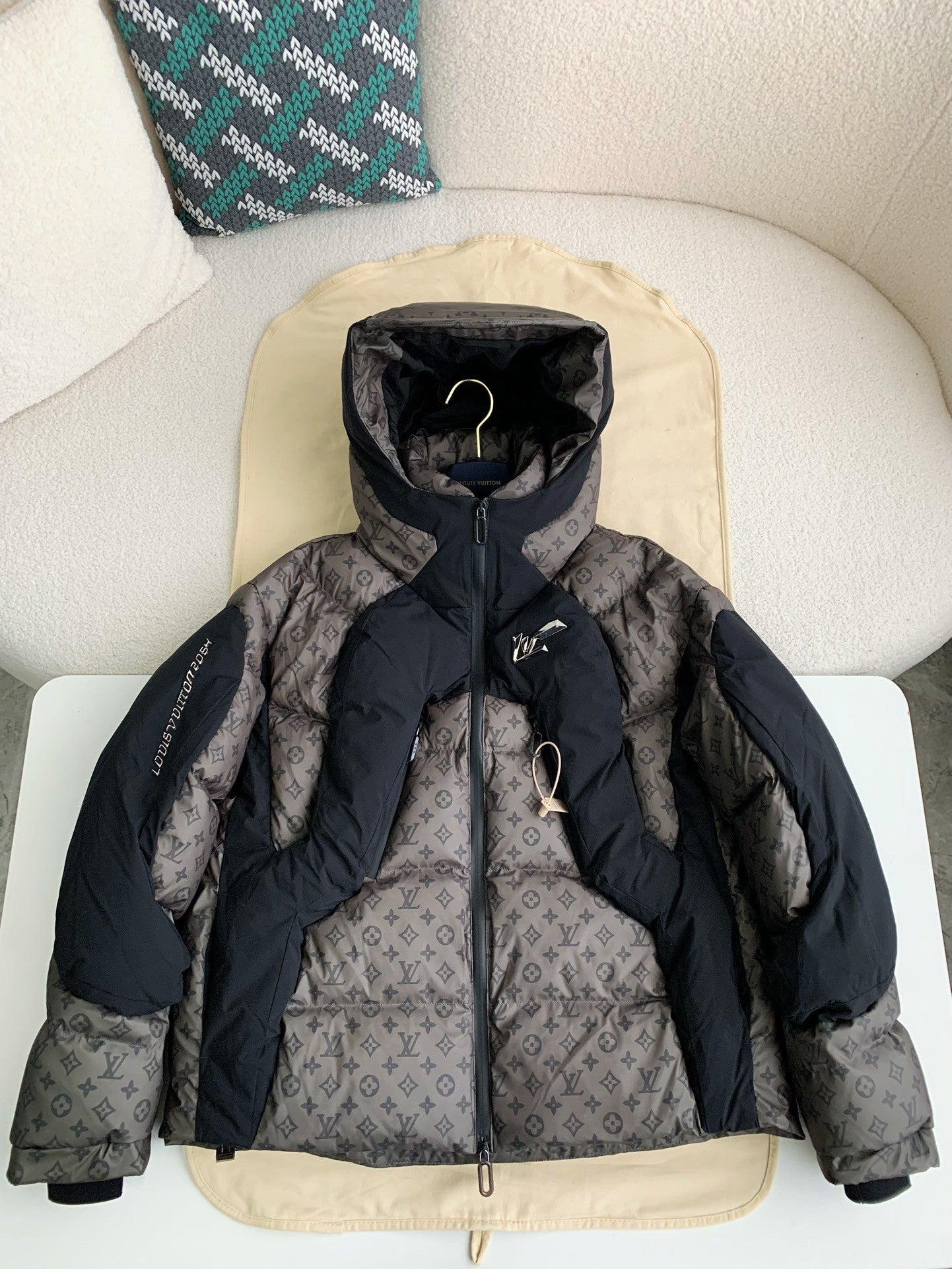 「#2132」Louis Vuitton 24S warm color changing fabric men's down jacket
