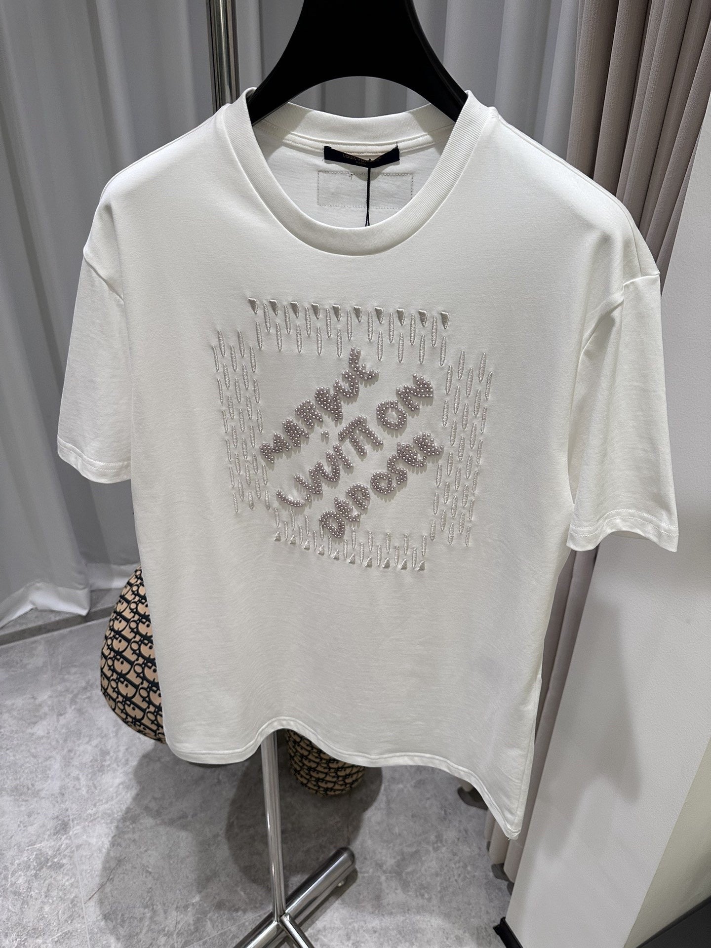 「#3544」Louis Vuitton 24ss pearl lettering embroidered round neck T-shirt