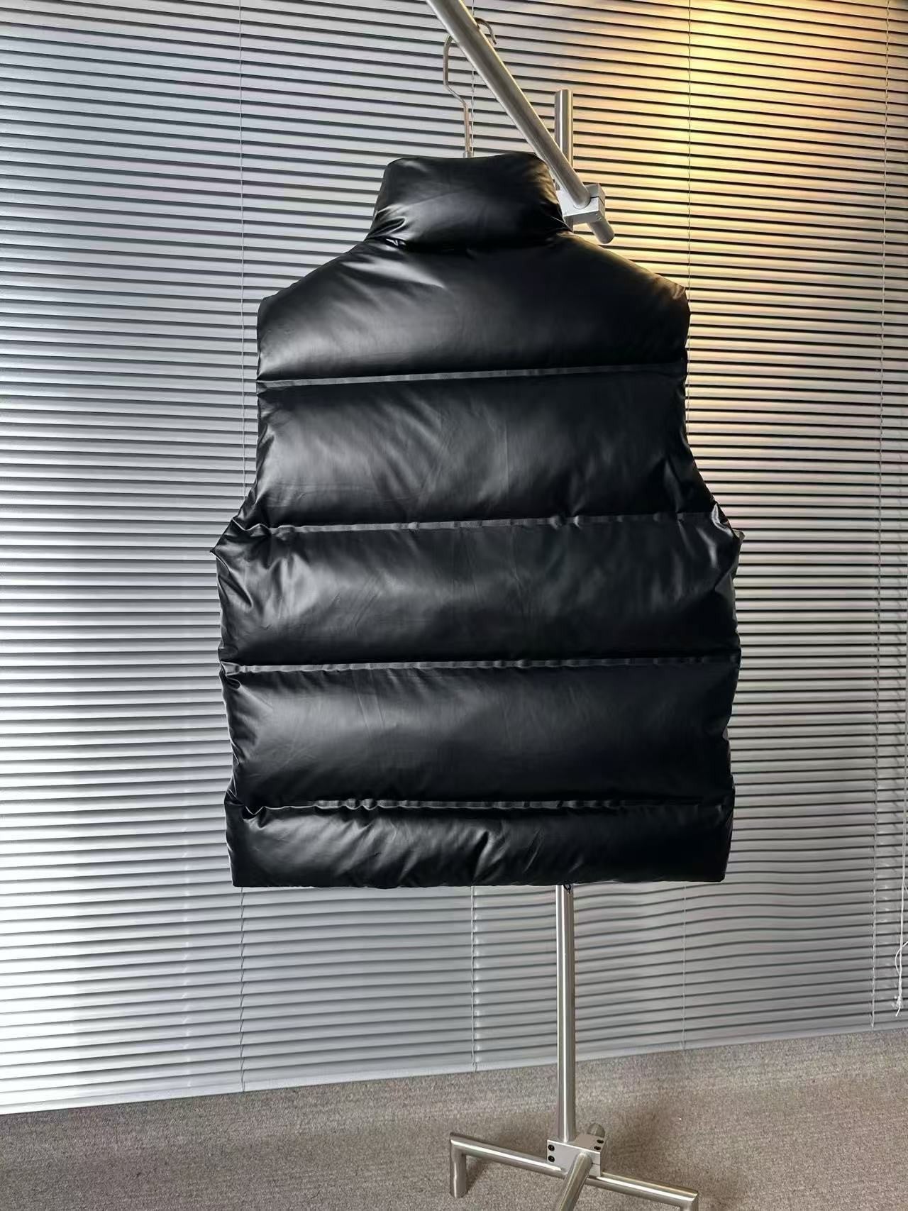 「#3784」Prada classic red label new down vest