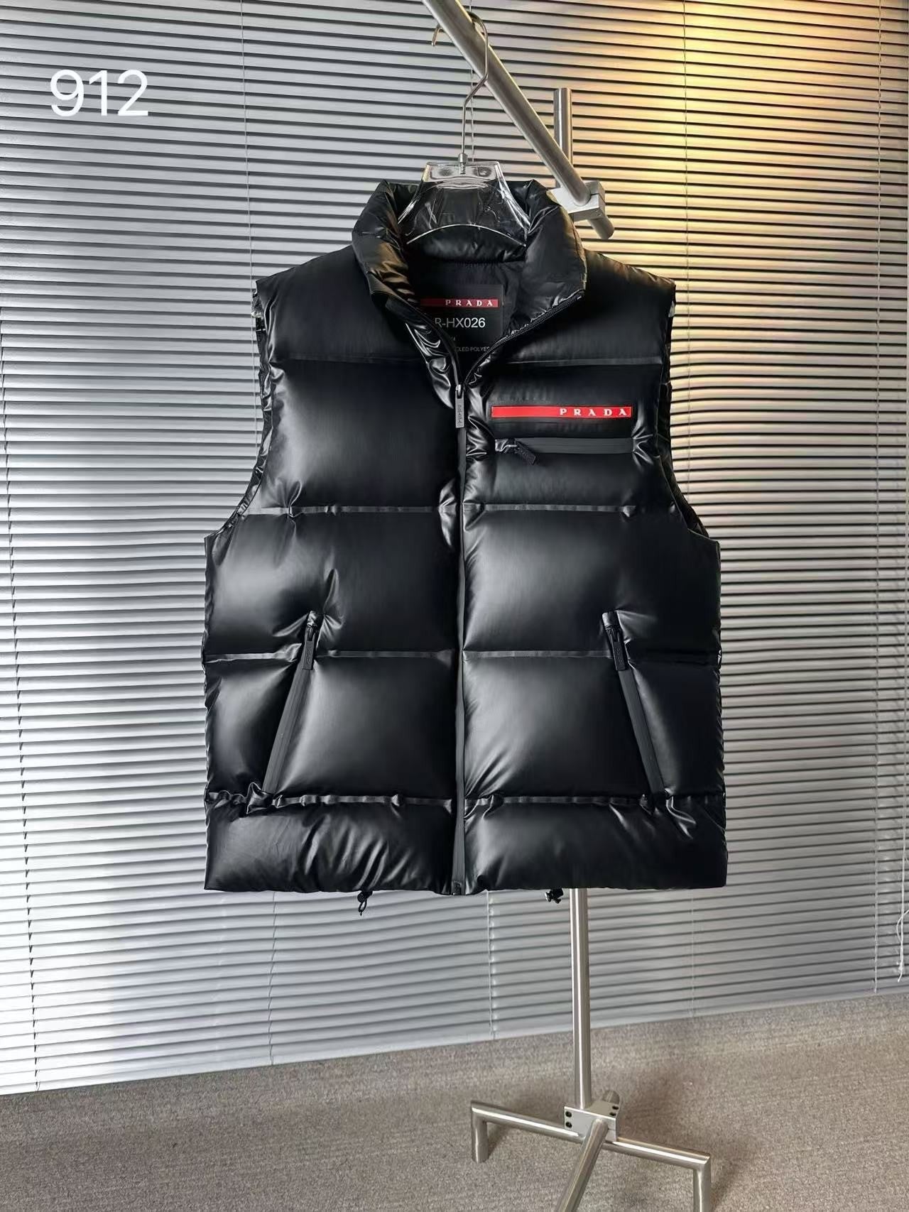 「#3784」Prada classic red label new down vest