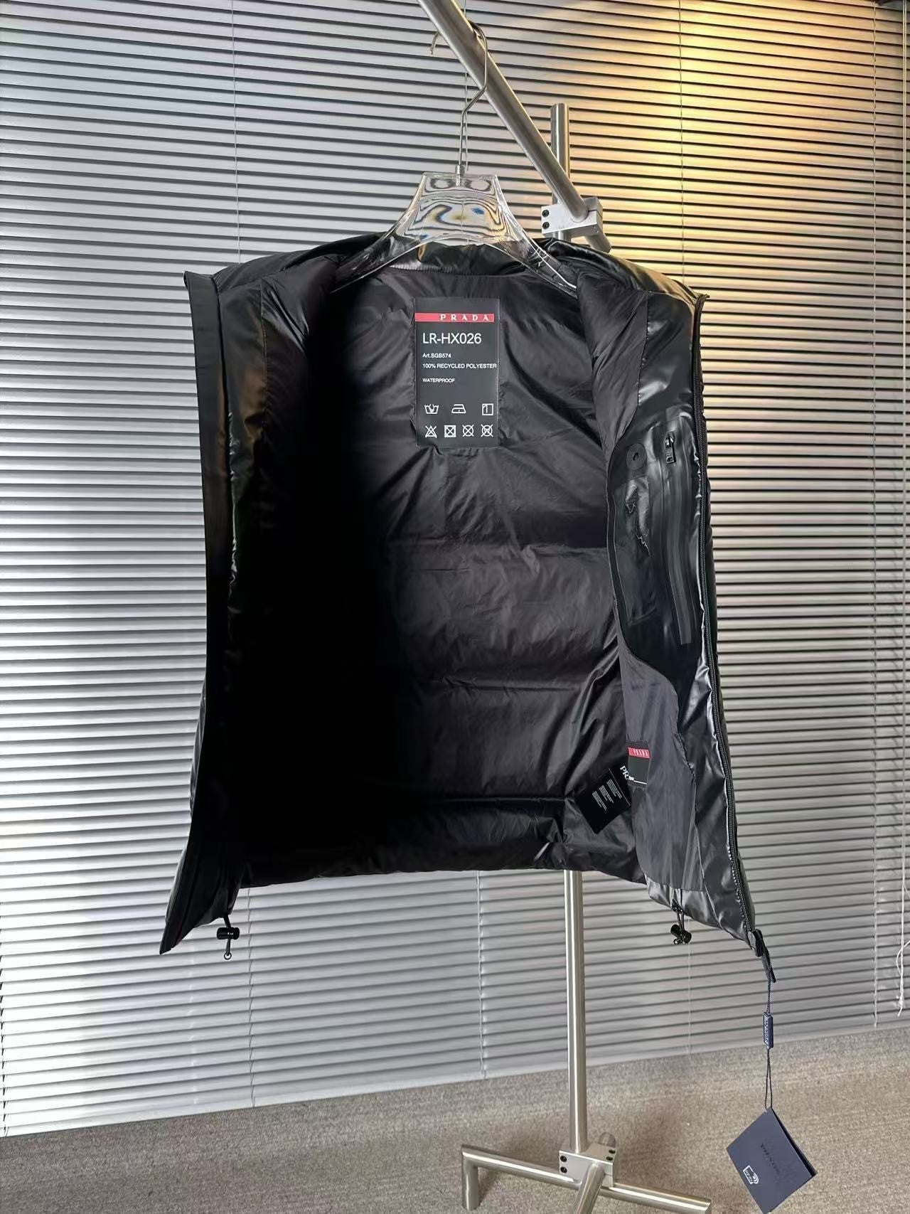 「#3784」Prada classic red label new down vest