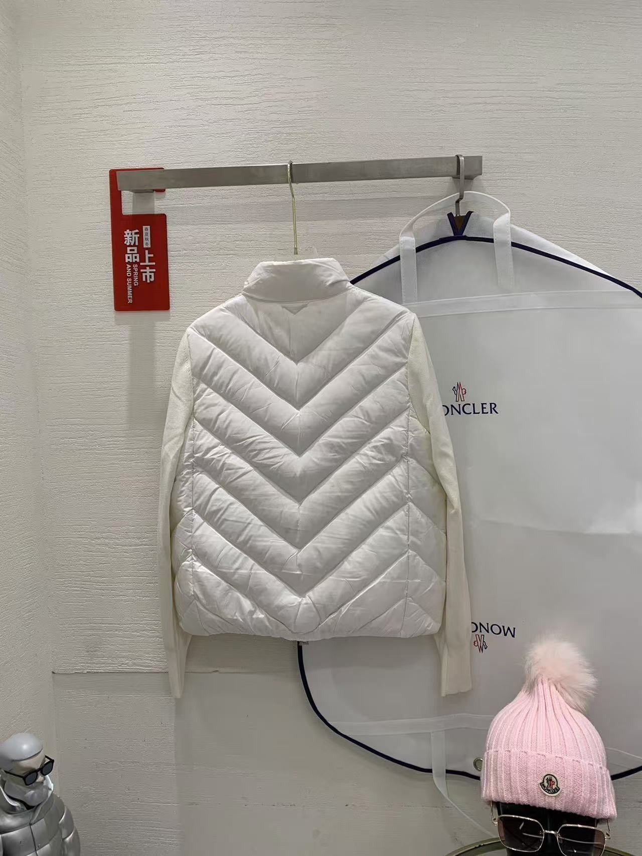 <span>「#3870」Moncler new women's V-pattern stitching knitted sleeves stand collar down jacket</span>