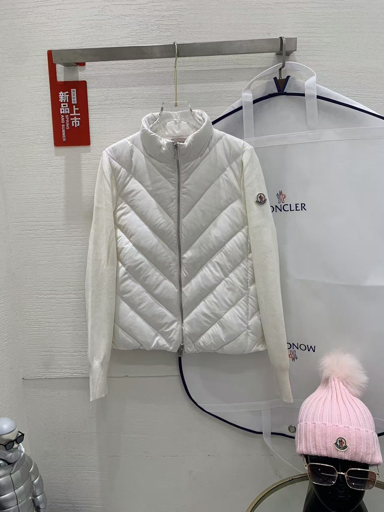 <span>「#3870」Moncler new women's V-pattern stitching knitted sleeves stand collar down jacket</span>