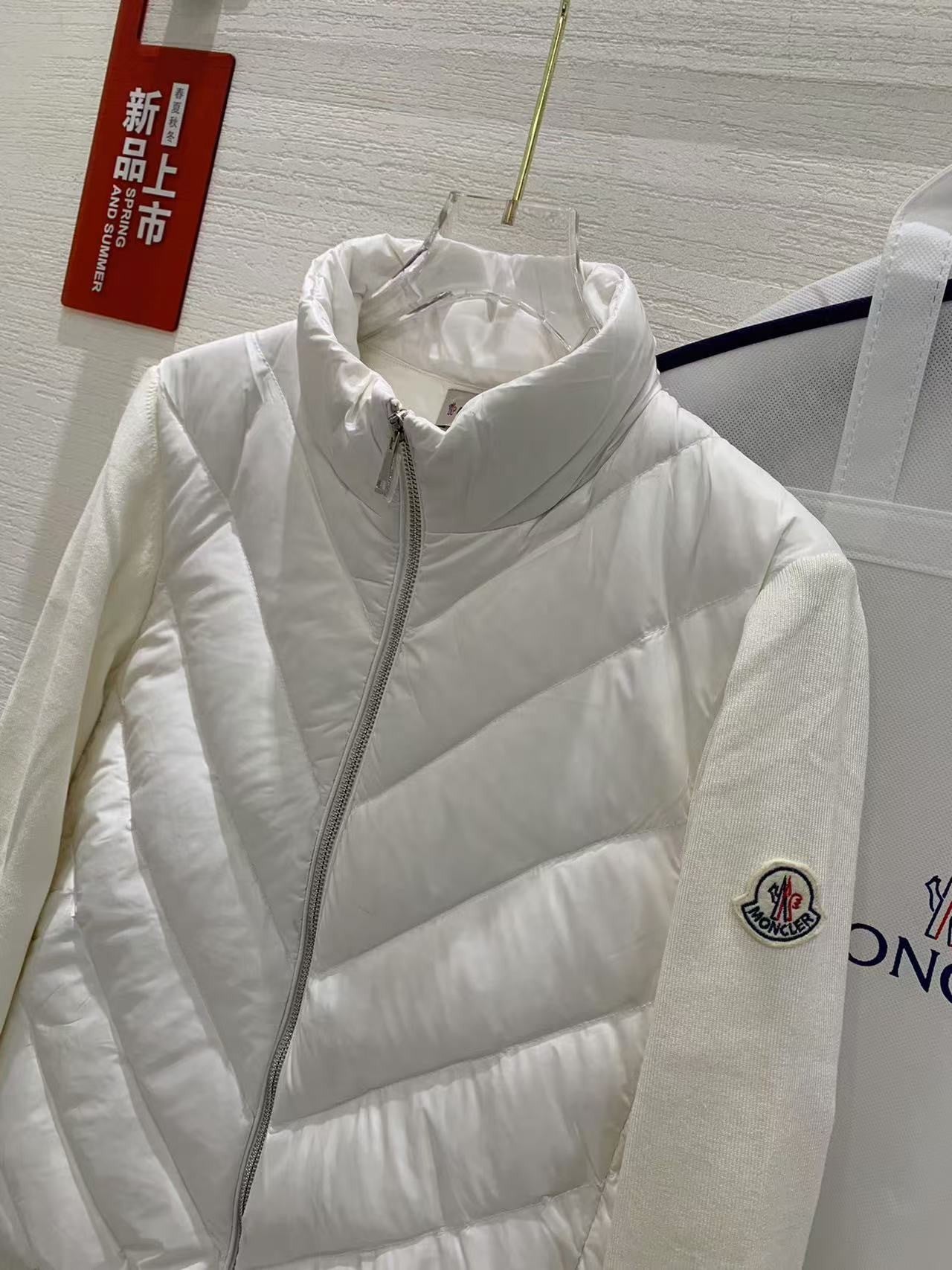 <span>「#3870」Moncler new women's V-pattern stitching knitted sleeves stand collar down jacket</span>