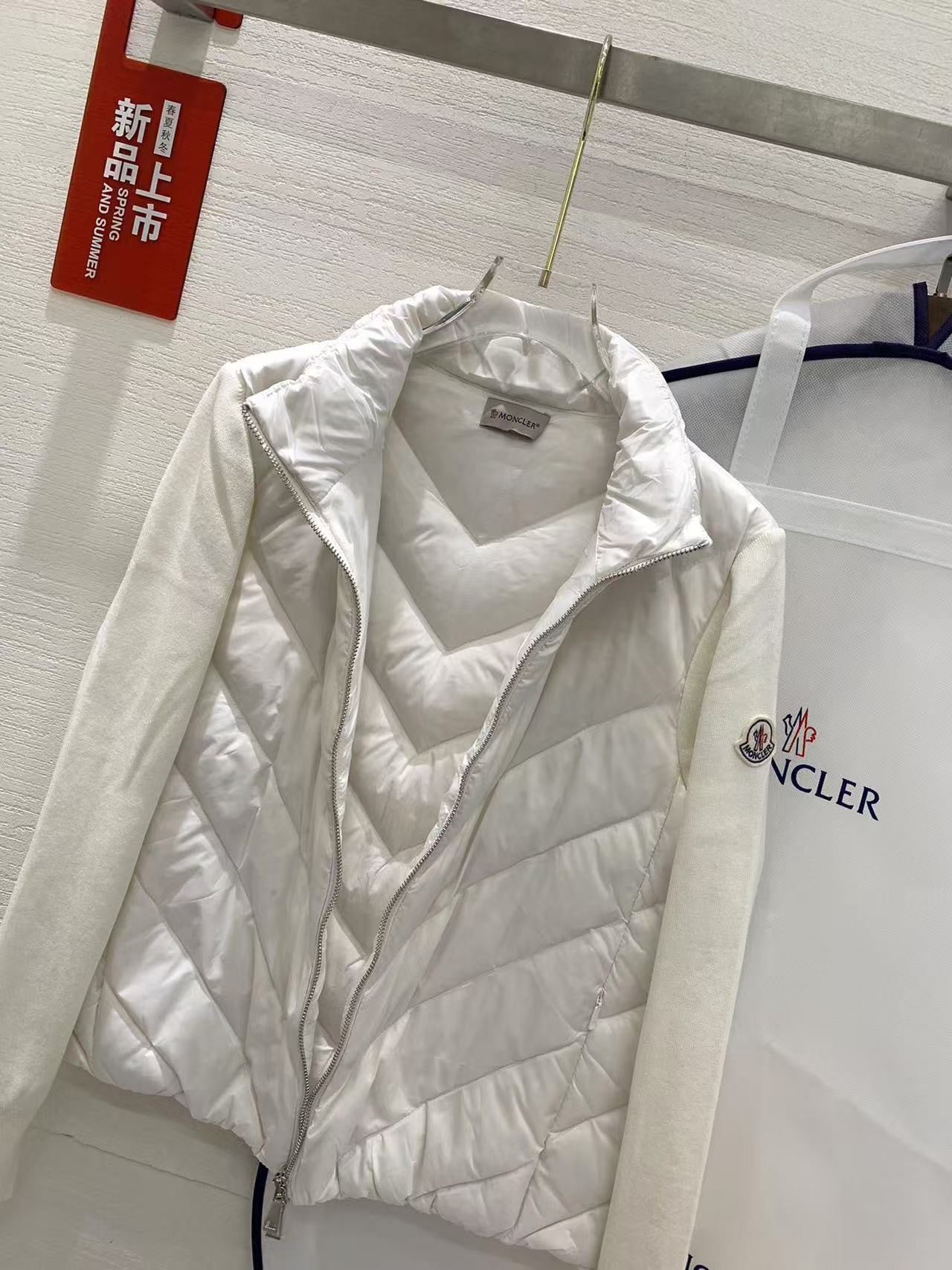 <span>「#3870」Moncler new women's V-pattern stitching knitted sleeves stand collar down jacket</span>