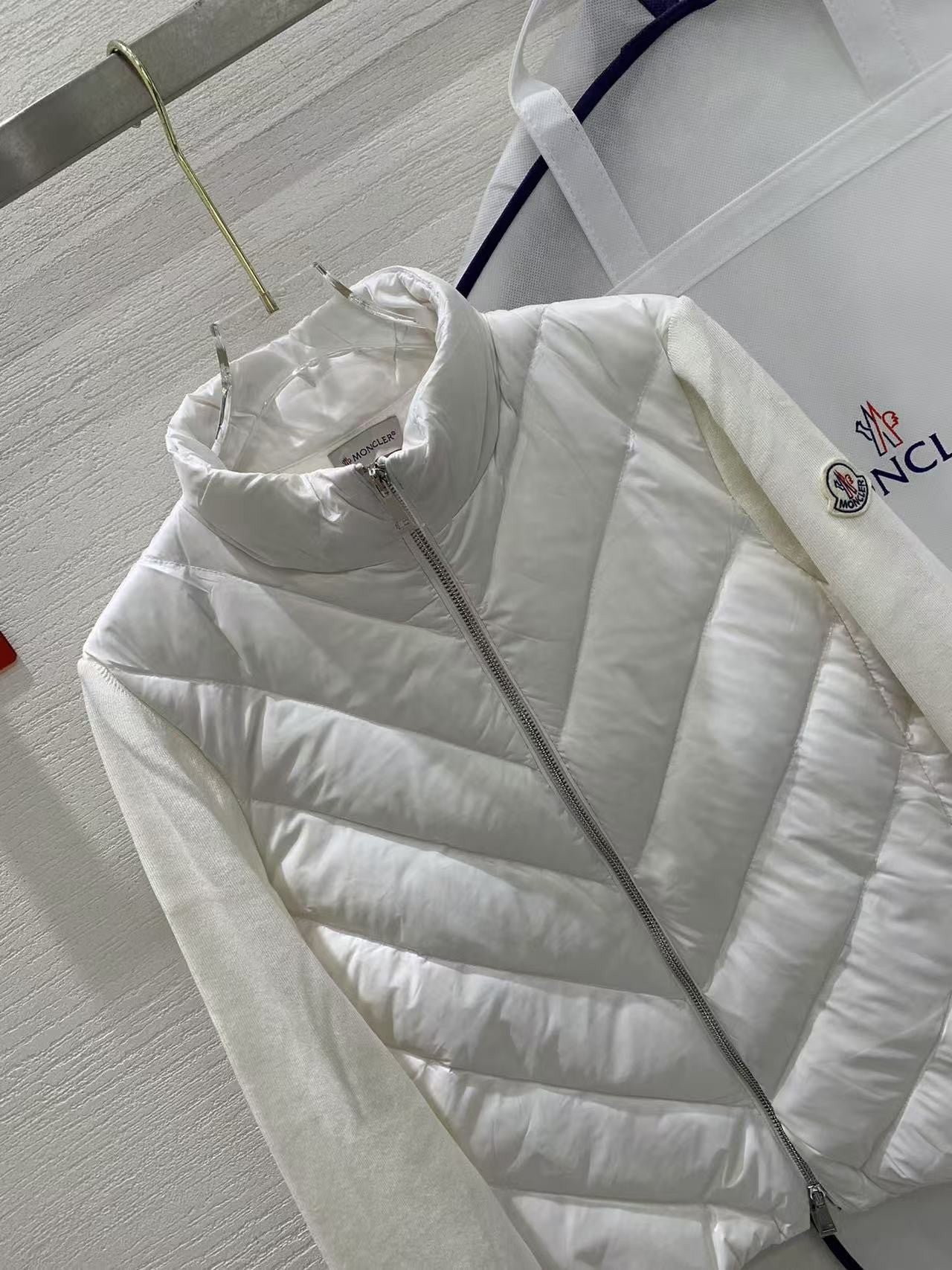 <span>「#3870」Moncler new women's V-pattern stitching knitted sleeves stand collar down jacket</span>