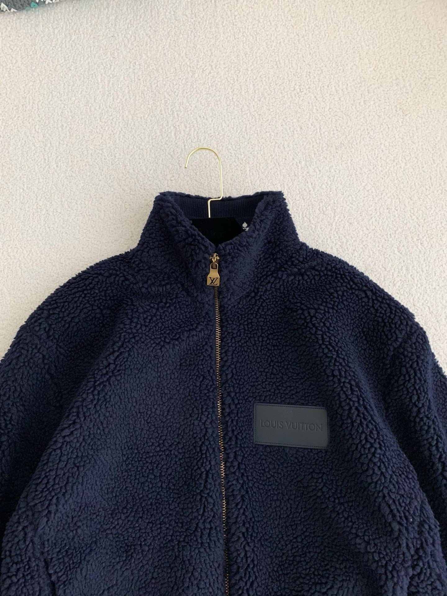 「#3874」Louis Vuitton Embossed leather patch long-sleeve fleece jacket