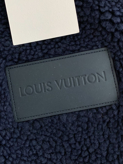 「#3874」Louis Vuitton Embossed leather patch long-sleeve fleece jacket