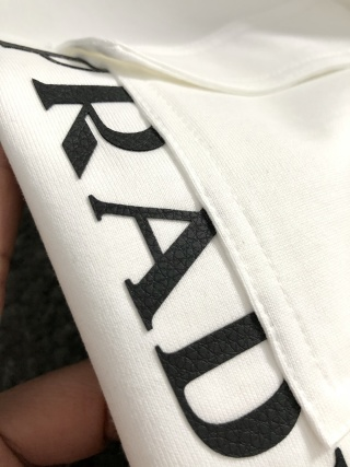 「#4250」Prada Spring/Summer White Pocket Letter Leather Fusion Metal Triangle Logo T-shirt
