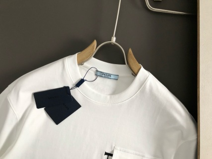 「#4250」Prada Spring/Summer White Pocket Letter Leather Fusion Metal Triangle Logo T-shirt