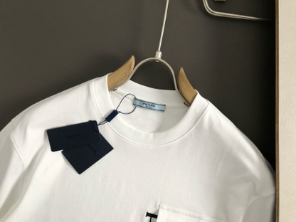 「#4250」Prada Spring/Summer White Pocket Letter Leather Fusion Metal Triangle Logo T-shirt