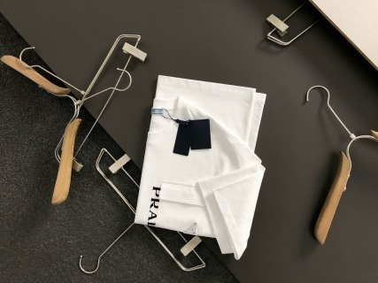 「#4250」Prada Spring/Summer White Pocket Letter Leather Fusion Metal Triangle Logo T-shirt