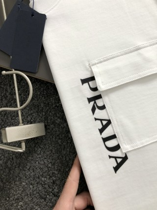 「#4250」Prada Spring/Summer White Pocket Letter Leather Fusion Metal Triangle Logo T-shirt