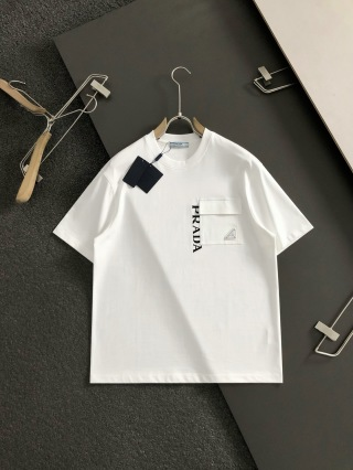「#4250」Prada Spring/Summer White Pocket Letter Leather Fusion Metal Triangle Logo T-shirt
