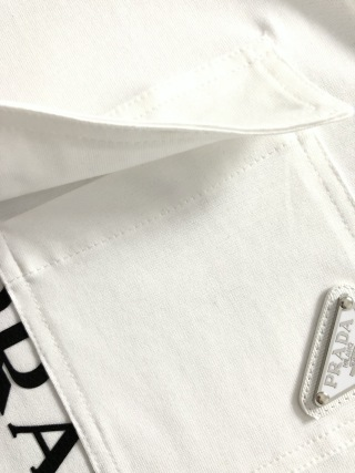 「#4250」Prada Spring/Summer White Pocket Letter Leather Fusion Metal Triangle Logo T-shirt