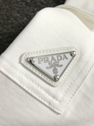 「#4250」Prada Spring/Summer White Pocket Letter Leather Fusion Metal Triangle Logo T-shirt