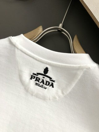 「#4250」Prada Spring/Summer White Pocket Letter Leather Fusion Metal Triangle Logo T-shirt