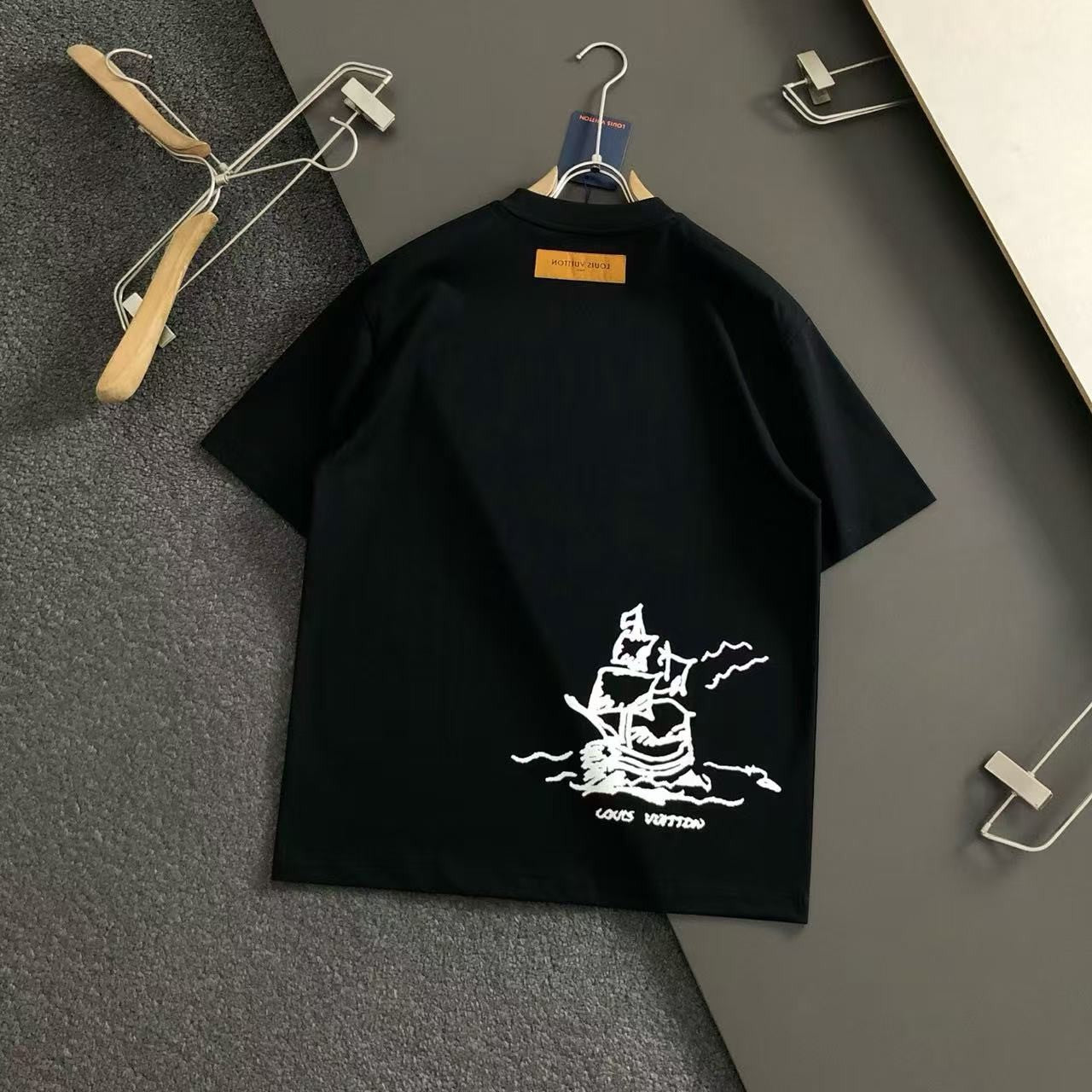 「#4254」Louis Vuitton SpringSummer Black Letters Front and Back Echo Letters Offset Printed T-shirt