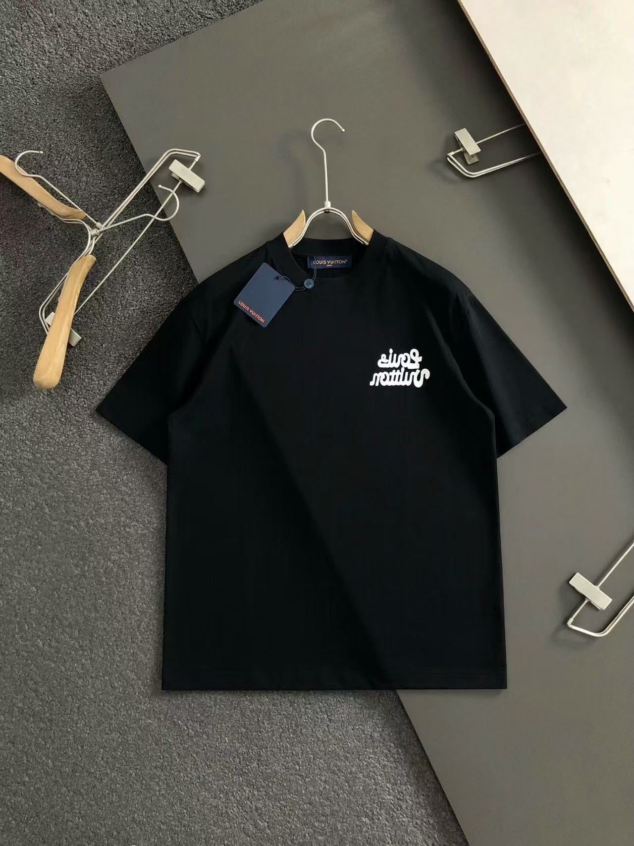 「#4254」Louis Vuitton SpringSummer Black Letters Front and Back Echo Letters Offset Printed T-shirt